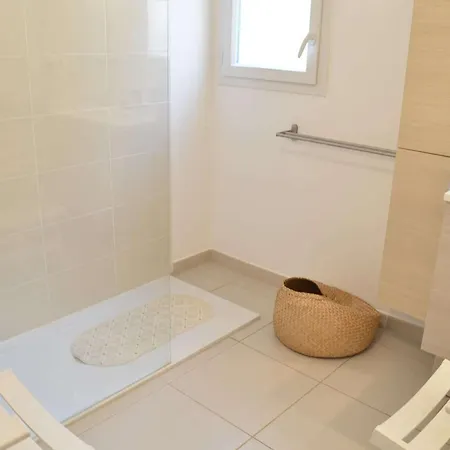 3 Pièces Avec Clim, Piscine Et Terrasse - 500m Plage, Parking, Sur - Fr-1-226b-77